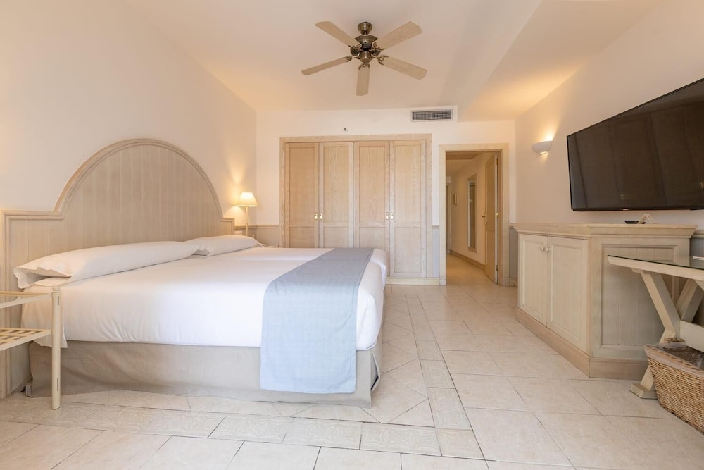 Junior suite 1 Cama king 2 habitaciones 2 Camas individuales del hotel Gran Castillo Tagoro Family and Fun Playa Blanca. Foto 8