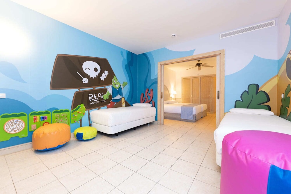 Junior suite 2 habitaciones 4 camas individuales del hotel Gran Castillo Tagoro Family and Fun Playa Blanca. Foto 1