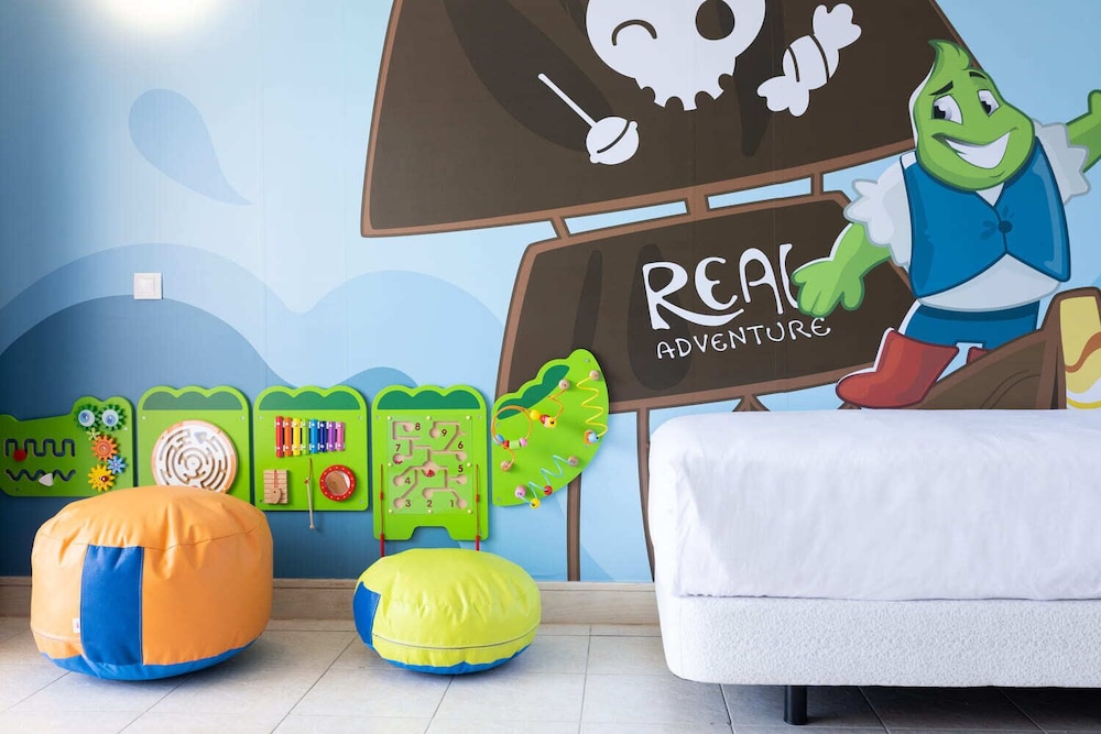 Junior suite 2 habitaciones 4 camas individuales del hotel Gran Castillo Tagoro Family and Fun Playa Blanca. Foto 4