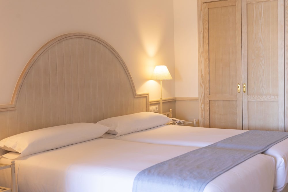 Junior suite 2 habitaciones 4 camas individuales del hotel Gran Castillo Tagoro Family and Fun Playa Blanca. Foto 6