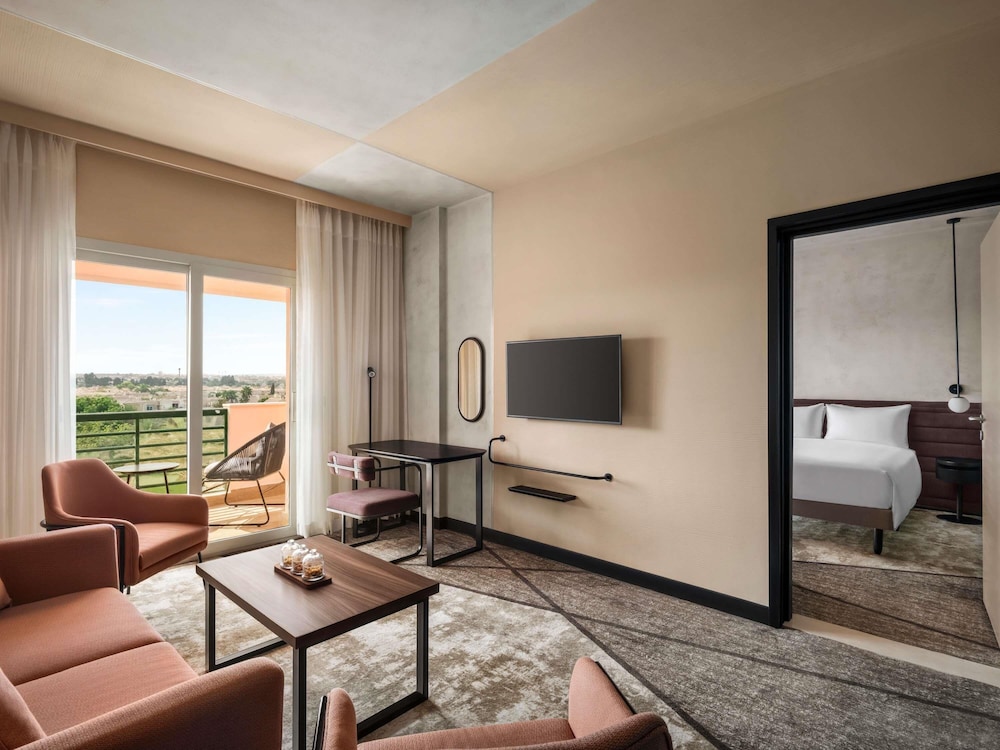Suite Deluxe con 1 cama doble, con balcón del hotel Novotel Cairo 6th Of October