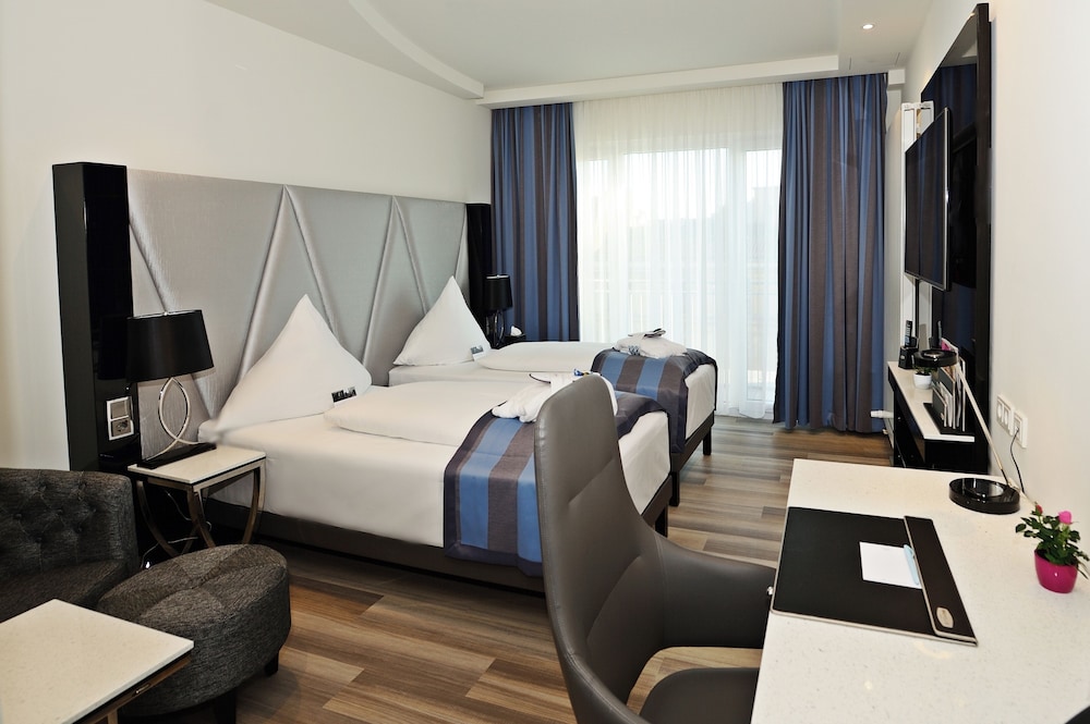 Habitación superior con 2 camas individuales del hotel Mercure Kaiserhof Frankfurt City Center. Foto 1
