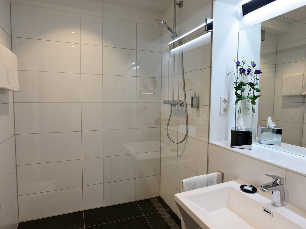 Habitación superior con 2 camas individuales del hotel Mercure Kaiserhof Frankfurt City Center. Foto 8