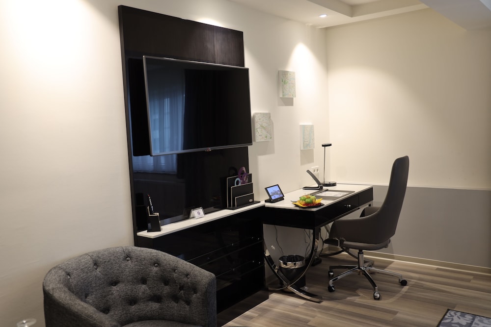 Habitación Privilege con camas gemelas y sofá del hotel Mercure Kaiserhof Frankfurt City Center