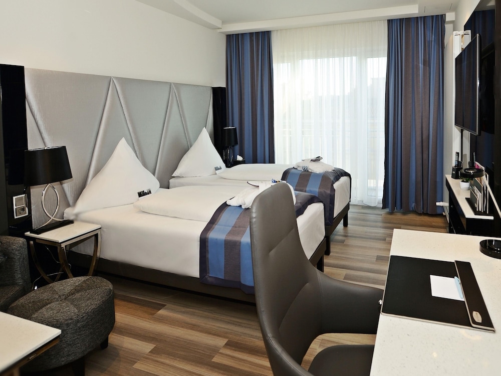 Habitación Privilege con camas gemelas y sofá del hotel Mercure Kaiserhof Frankfurt City Center. Foto 8