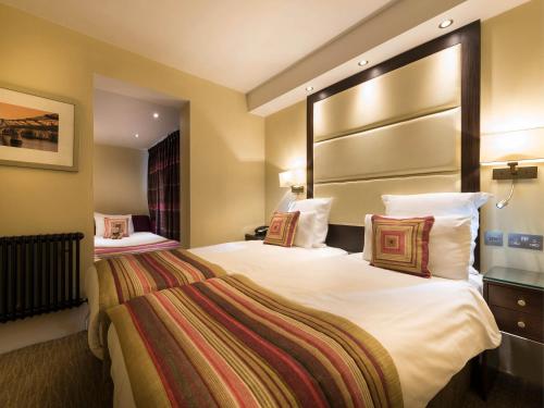 Habitación Triple Deluxe del hotel Grand Royale London Hyde Park. Foto 1