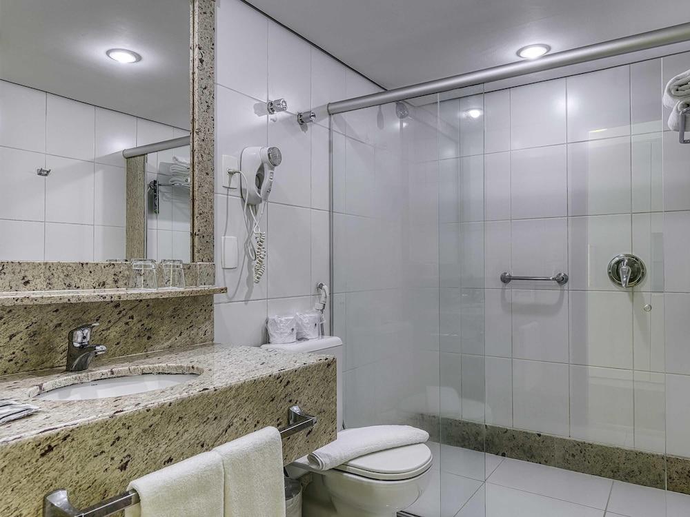 Habitación de categoría superior con cama de matrimonio del hotel Caesar Business Belo Horizonte Belvedere. Foto 3