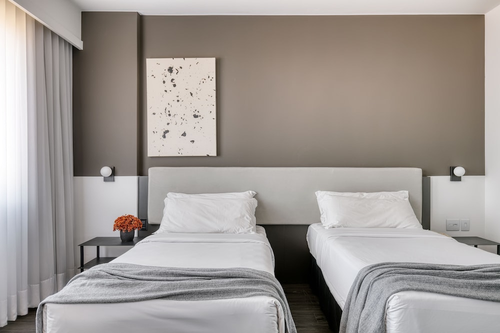 Habitación de categoría superior con 2 camas individuales del hotel Caesar Business Belo Horizonte Belvedere. Foto 1