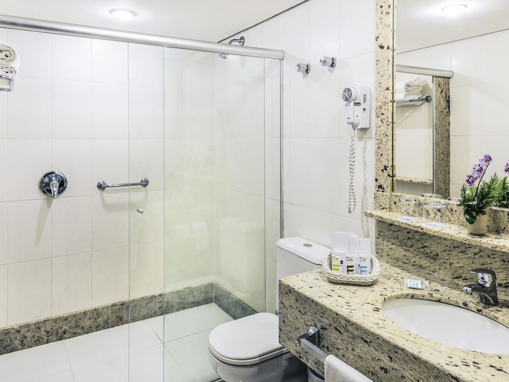 Habitación de categoría superior con 2 camas individuales del hotel Caesar Business Belo Horizonte Belvedere. Foto 3