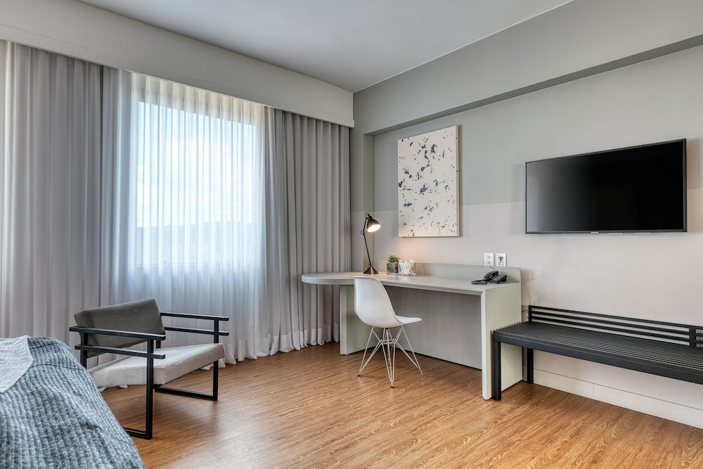 SUITE DELUXE SUPERIOR CON CAMA DOBLE del hotel Caesar Business Belo Horizonte Belvedere. Foto 1