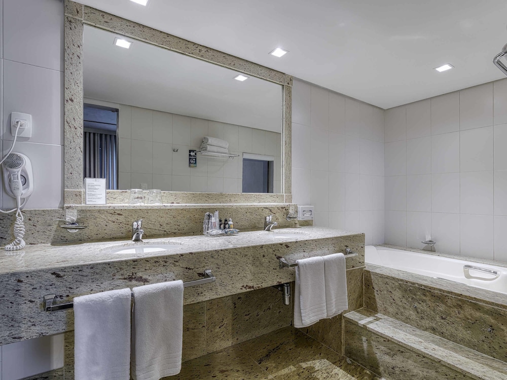 Suite Executive con una cama doble del hotel Caesar Business Belo Horizonte Belvedere. Foto 4