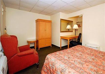 Habitación con cama extragrande. del hotel Inn At Monticello. Foto 2