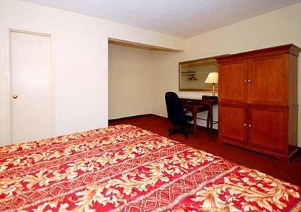 Habitación con cama extragrande. del hotel Inn At Monticello. Foto 4