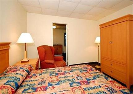 Suite de 1 dormitorio con cama grande del hotel Inn At Monticello. Foto 1