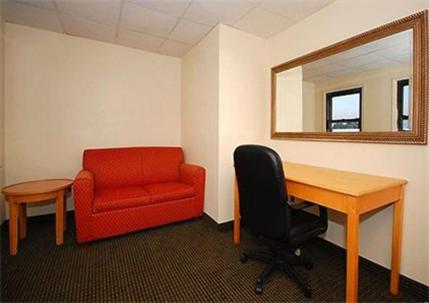 Suite de 1 dormitorio con cama grande del hotel Inn At Monticello. Foto 3