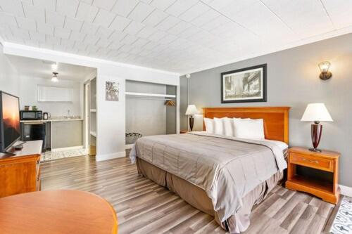Habitación Superior con cama extragrande del hotel Fairbridge Inn And Suites West Point