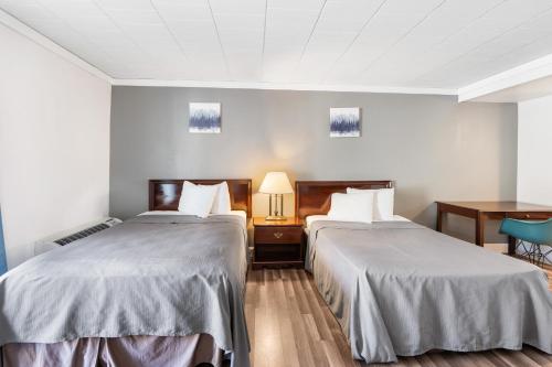 Habitación Doble Deluxe del hotel Fairbridge Inn And Suites West Point. Foto 1