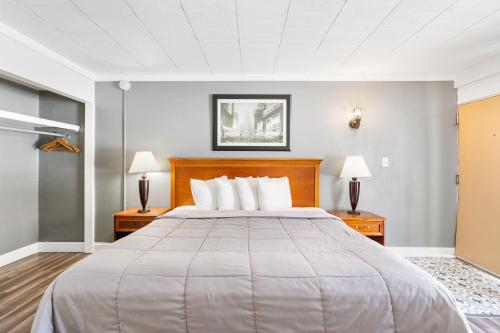 Habitación Deluxe con cama extragrande del hotel Fairbridge Inn And Suites West Point. Foto 3