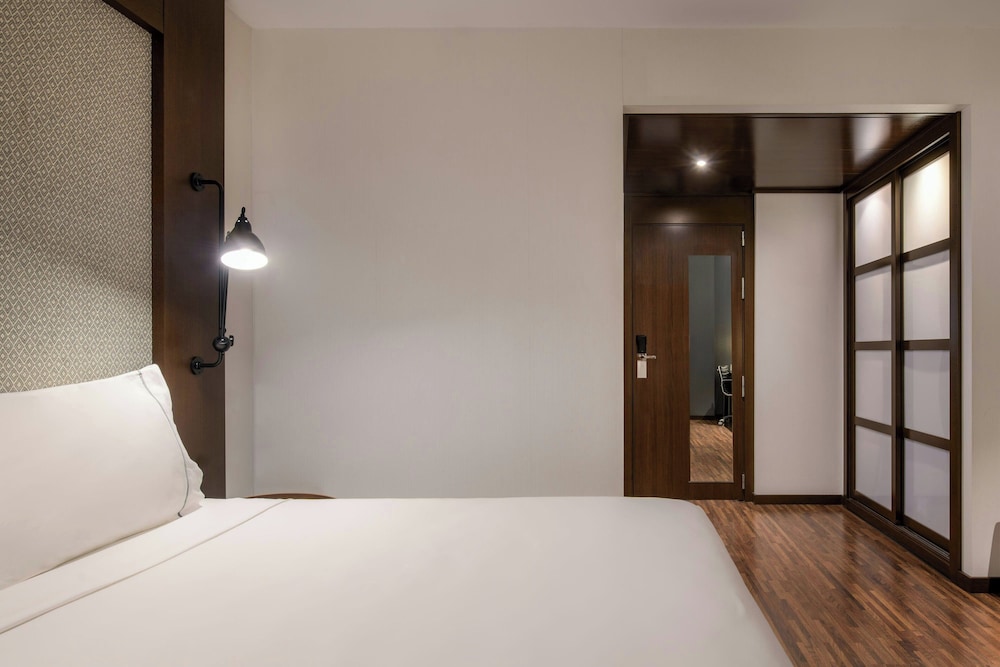 Habitación superior, 1 cama de matrimonio grande con sofá cama del hotel Ac Alicante By Marriott. Foto 2