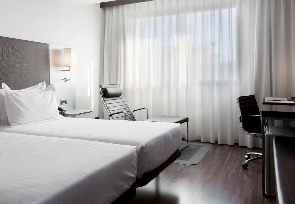Habitación estándar, 3 camas individuales del hotel Ac Alicante By Marriott. Foto 1