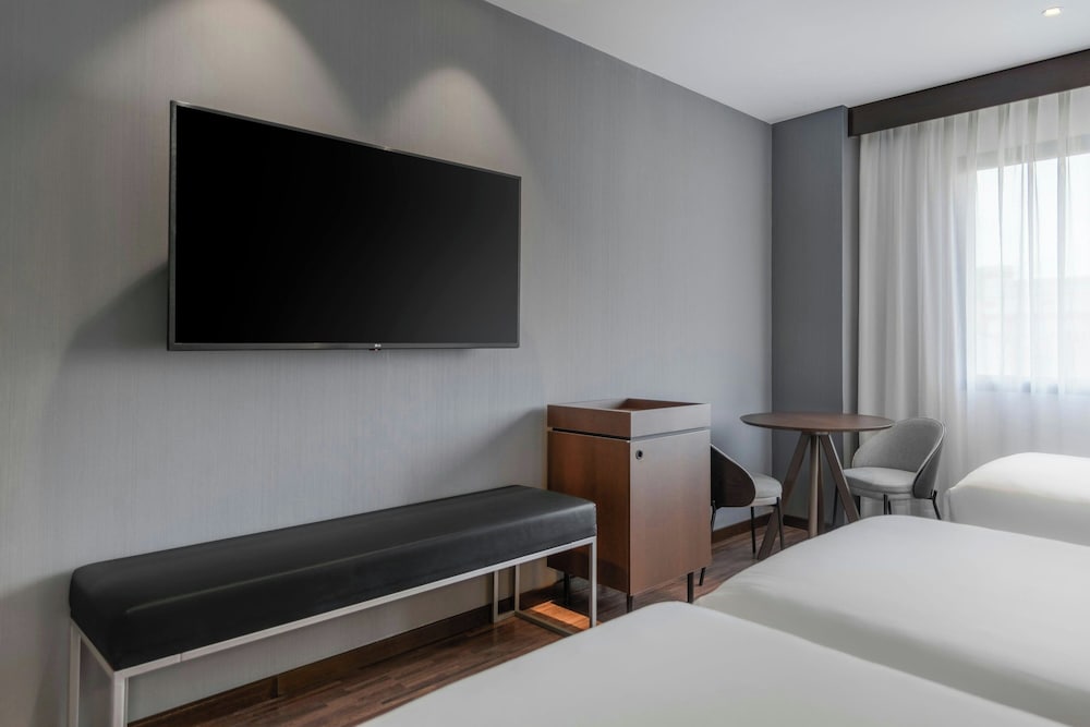 Habitación estándar, 3 camas individuales del hotel Ac Alicante By Marriott. Foto 3