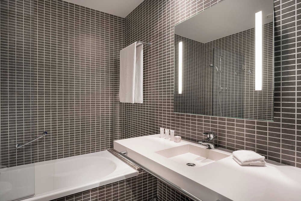 Habitación estándar, 3 camas individuales del hotel Ac Alicante By Marriott. Foto 5