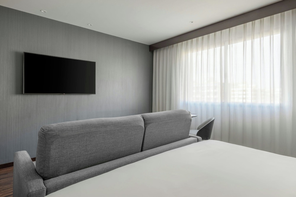 Habitación, 1 cama de matrimonio grande con sofá cama del hotel Ac Alicante By Marriott. Foto 2