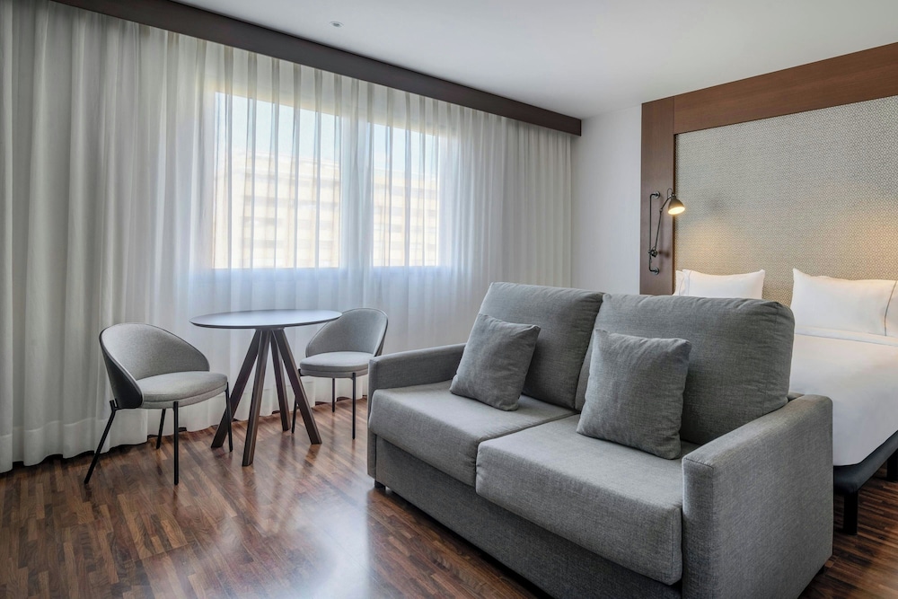 Habitación, 1 cama de matrimonio grande con sofá cama del hotel Ac Alicante By Marriott. Foto 5