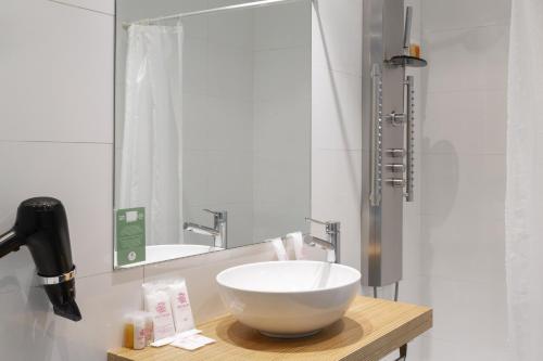 Habitación cuádruple del hotel Petit Palace Tres Cruces. Foto 2