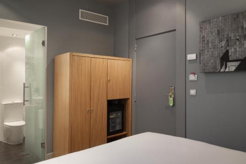 Habitación doble Económica del hotel Petit Palace Tres Cruces. Foto 1