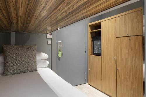 Habitación doble Cama Litera del hotel Petit Palace Tres Cruces. Foto 1