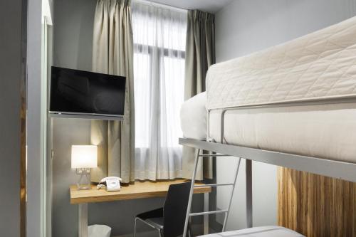 Habitación doble Cama Litera del hotel Petit Palace Tres Cruces. Foto 2