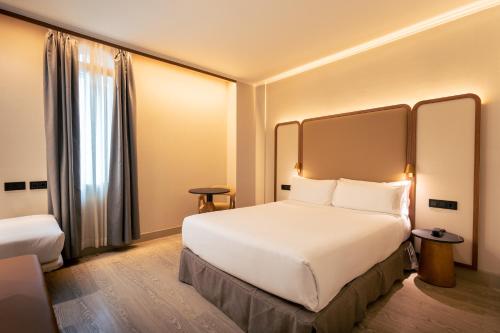 Habitación Triple del hotel Petit Palace Alcala. Foto 1