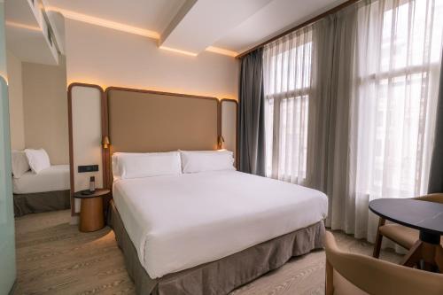 Habitación Triple del hotel Petit Palace Alcala. Foto 3