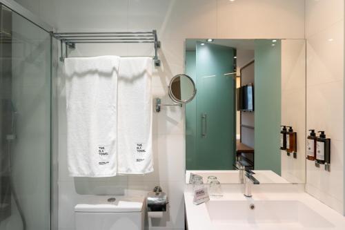 Habitación Triple del hotel Petit Palace Alcala. Foto 6