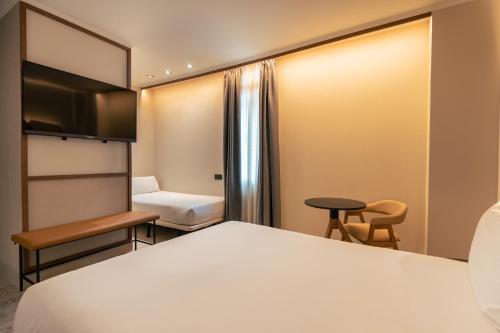 Habitación Triple del hotel Petit Palace Alcala. Foto 7