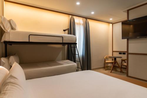 Habitación Cuádruple del hotel Petit Palace Alcala. Foto 1