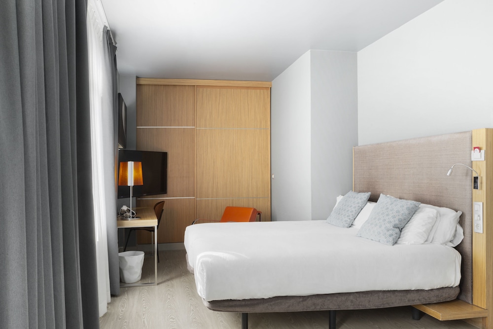 Habitación Triple del hotel Petit Palace Alcala. Foto 1