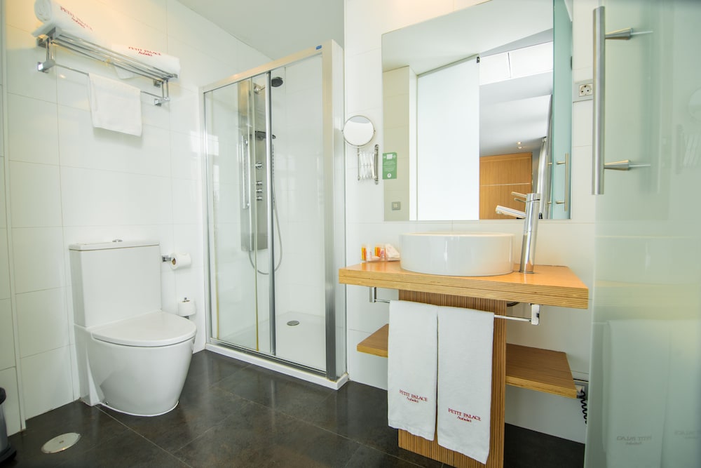 Habitación Triple del hotel Petit Palace Alcala. Foto 3