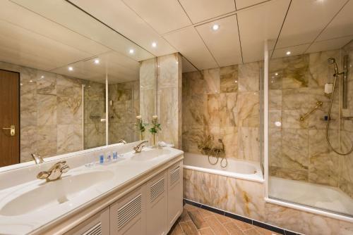 Suite Clásica del hotel Maritim Stuttgart. Foto 1