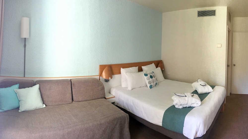 Habitación de categoría superior orientada a la piscina - Una cama doble y sofá cama doble del hotel Novotel Marseille Est Porte D'aubagne. Foto 1