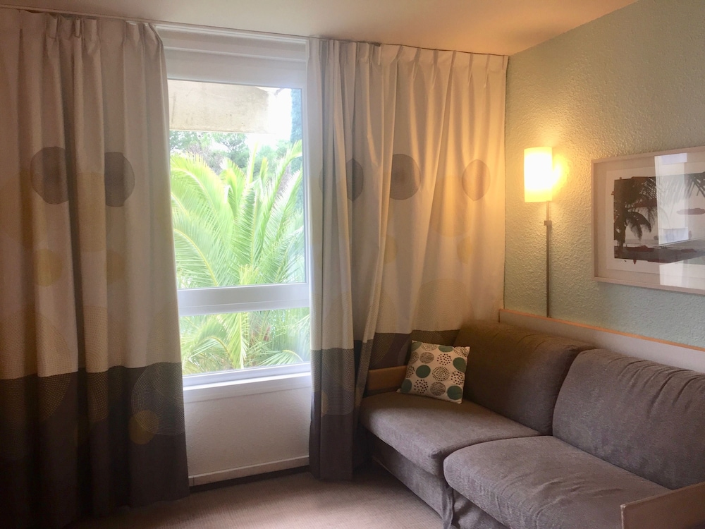 Habitación de categoría superior orientada a la piscina - Una cama doble y sofá cama doble del hotel Novotel Marseille Est Porte D'aubagne. Foto 3