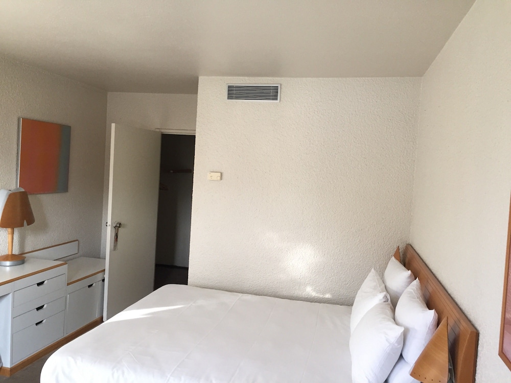Habitación Classic - Una cama doble y un sofá cama individual del hotel Novotel Marseille Est Porte D'aubagne. Foto 1