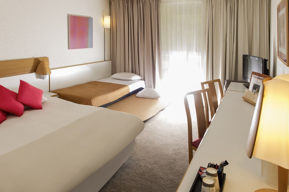 Habitación Classic - Una cama doble y un sofá cama doble del hotel Novotel Marseille Est Porte D'aubagne. Foto 1
