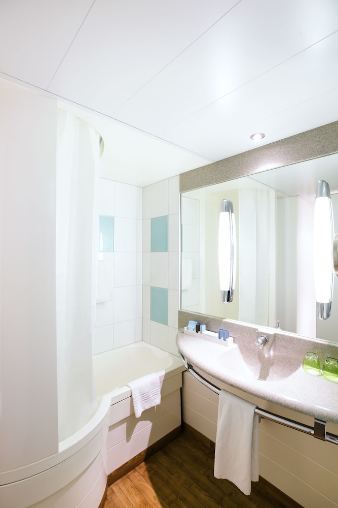 Habitación Classic - Una cama doble y un sofá cama doble del hotel Novotel Marseille Est Porte D'aubagne. Foto 3