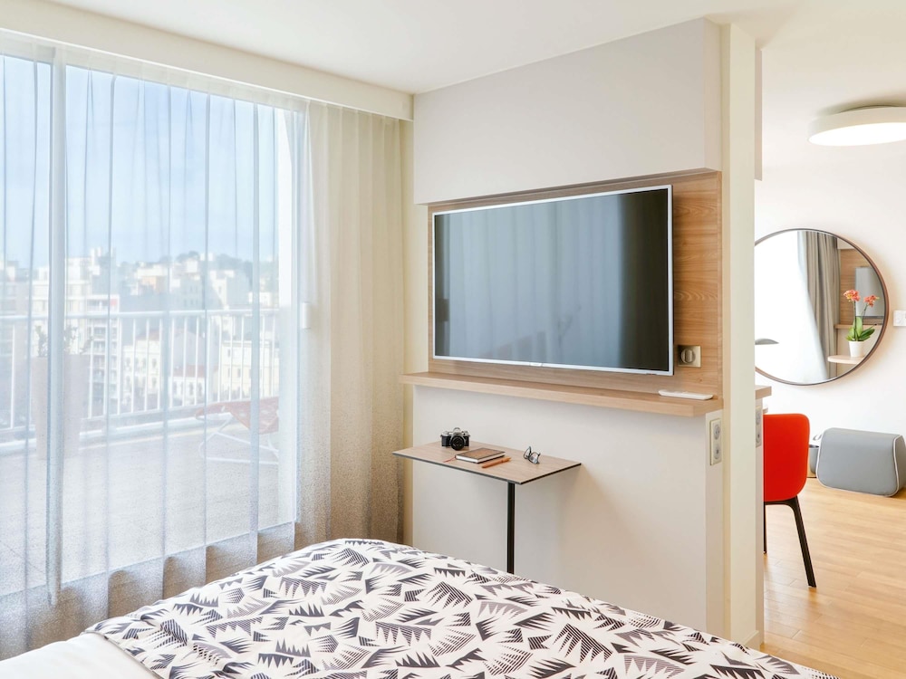 Suite Junior con terraza, vistas panorámicas a Marsella y 1 cama king - size del hotel Mercure Marseille Centre Prado Vélodrome