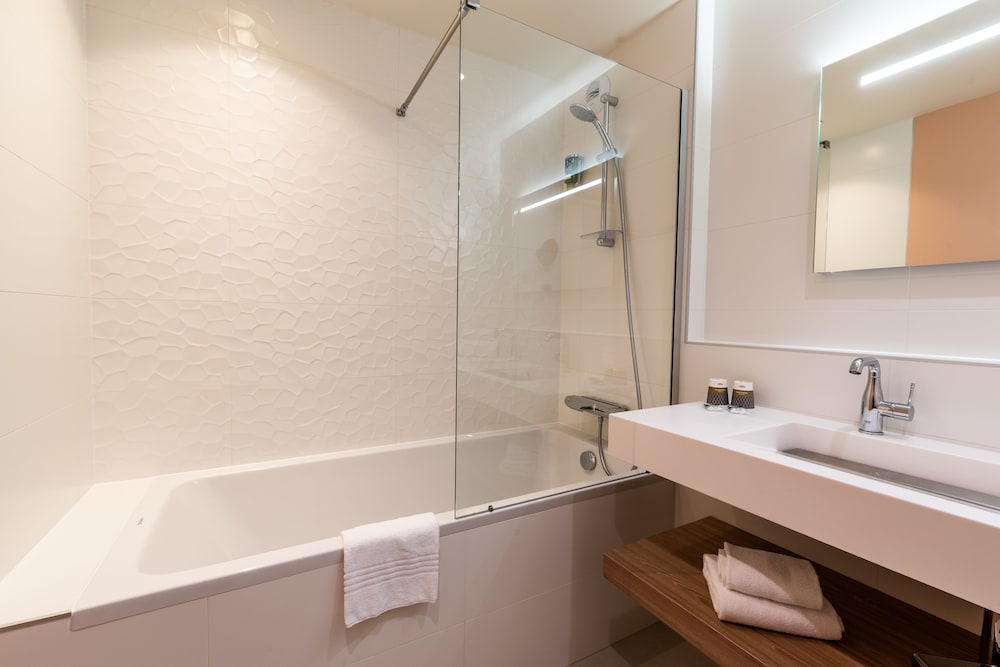 Habitación Clásica con 1 cama doble del hotel Mercure Marseille Centre Prado Vélodrome. Foto 7