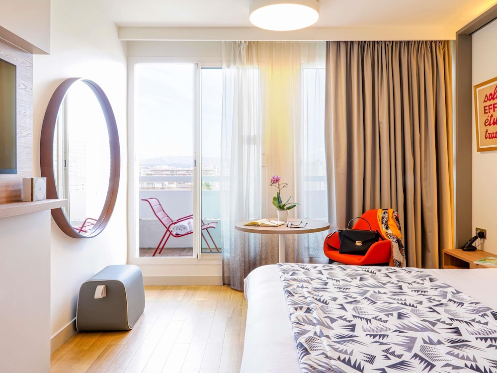 Habitación Privilege con terraza y 1 cama king - size del hotel Mercure Marseille Centre Prado Vélodrome