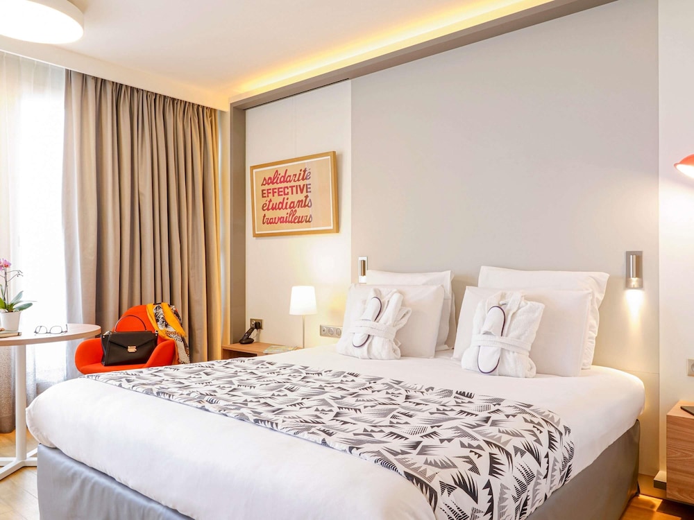 Habitación Privilege con terraza y 1 cama king - size del hotel Mercure Marseille Centre Prado Vélodrome. Foto 1