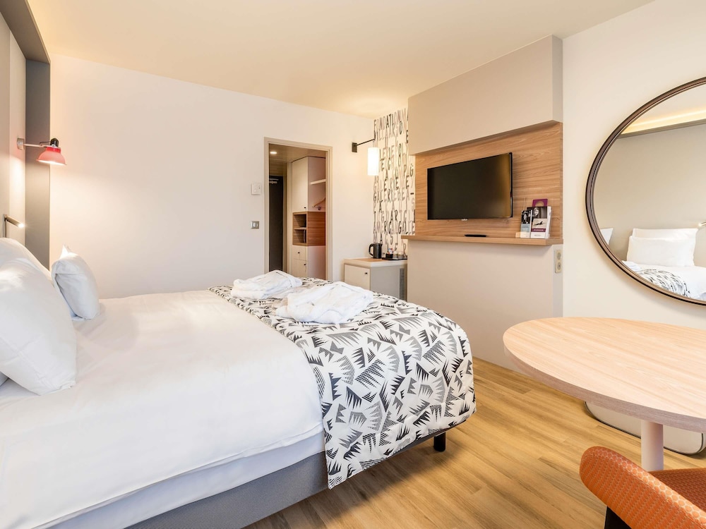 Habitación Privilege con terraza y 1 cama king - size del hotel Mercure Marseille Centre Prado Vélodrome. Foto 2